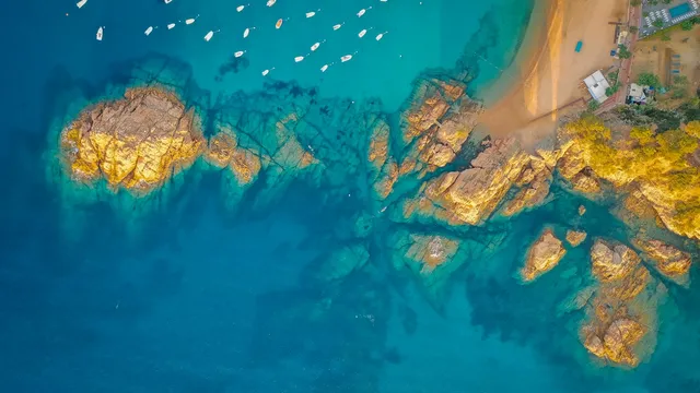 Baai met helder blauw water en witte huizen op Rhodos